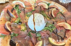 Cheese-Encased Dried Beef Fig Pizza