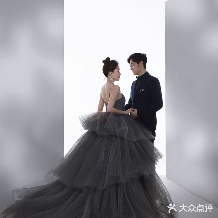 单色背景婚纱照