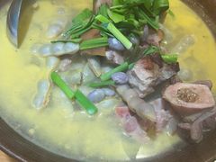 -帅巴人舅母子腊蹄民俗村