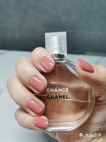 为了拍美美的婚纱照，特地提前做个美美的美甲上梅林地铁