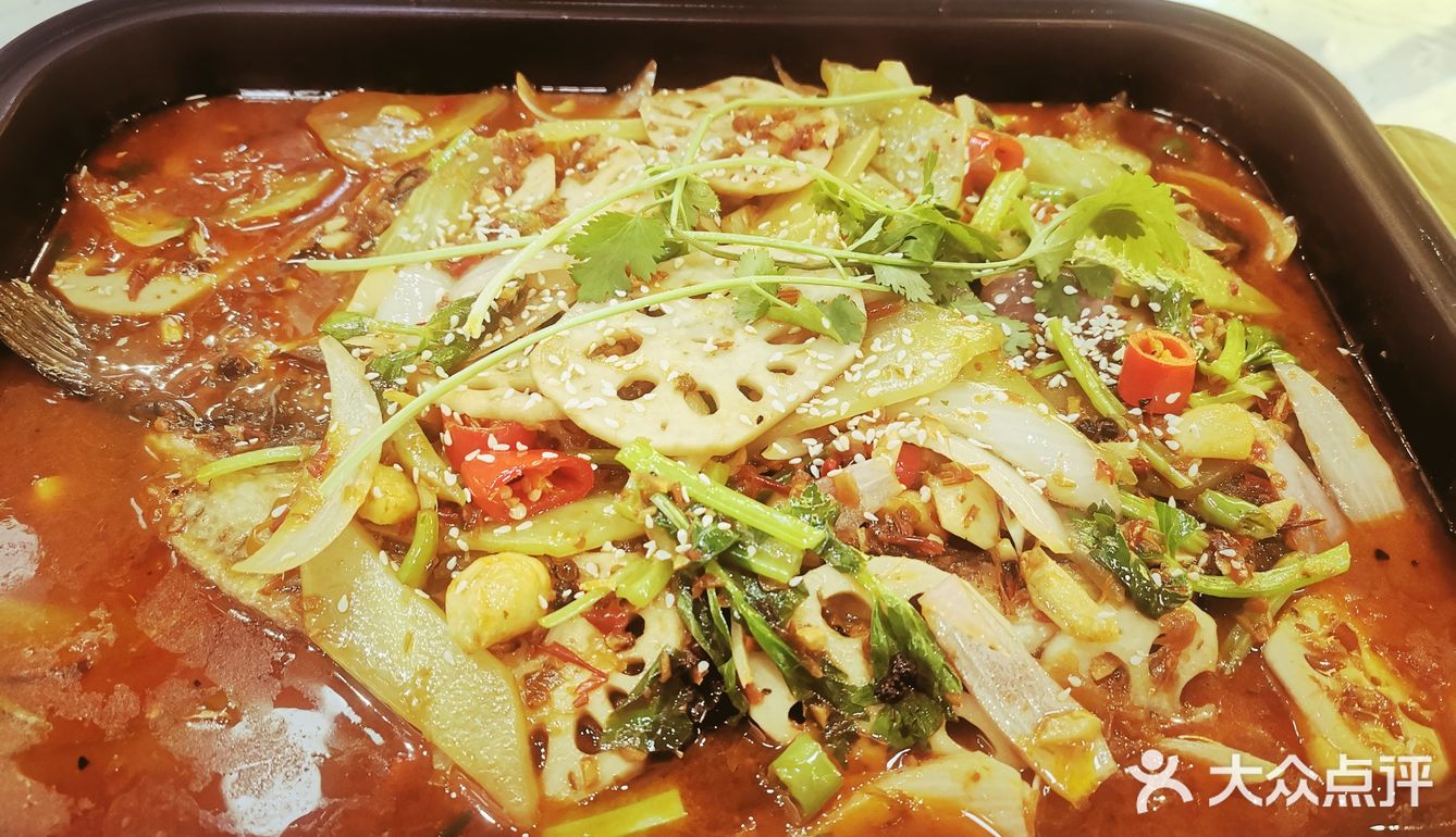 我们主要吃的是黑龙鱼蒜香口味，加了几个菜