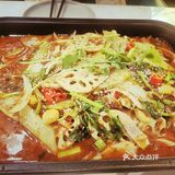 我们主要吃的是黑龙鱼蒜香口味，加了几个菜