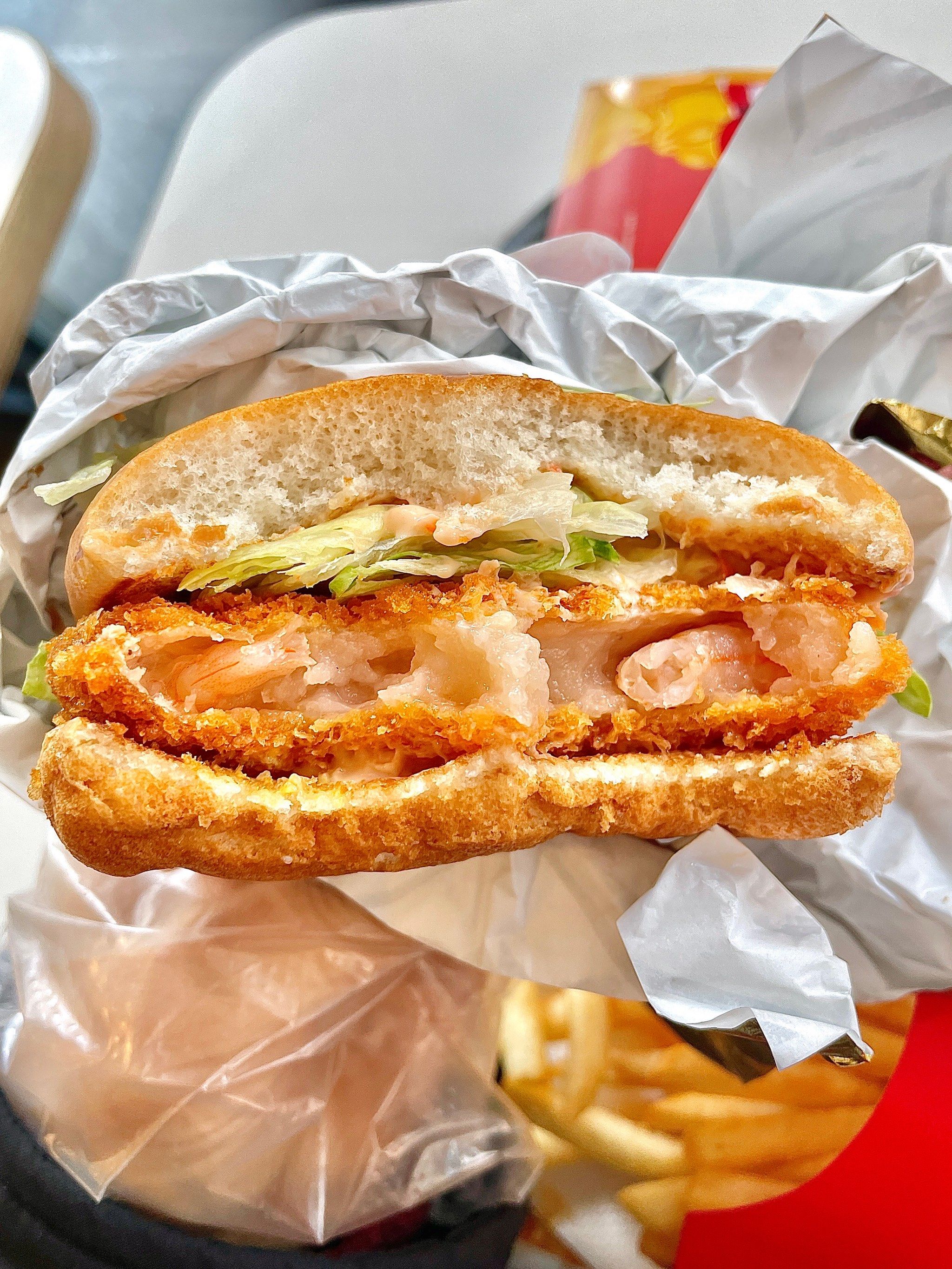 麦当劳新上的金拱门虾堡,好难吃,有一股虾