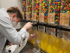 -m豆巧克力世界(上海世茂广场店)