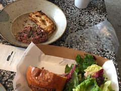 和牛汉堡配蔬菜色拉-Cooking Man(中懋天地店)