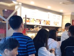 等位区-国际饭店·帆声西饼屋(黄河路店)