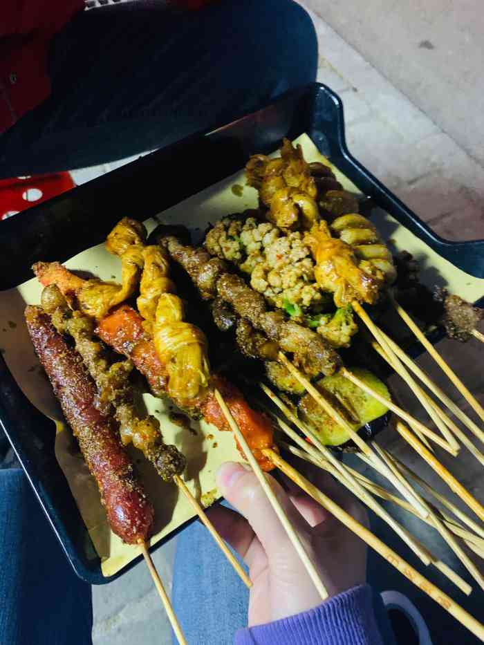 小两口烤串-"在秦淮炸串隔壁的一家烤串店,看点评上面推.