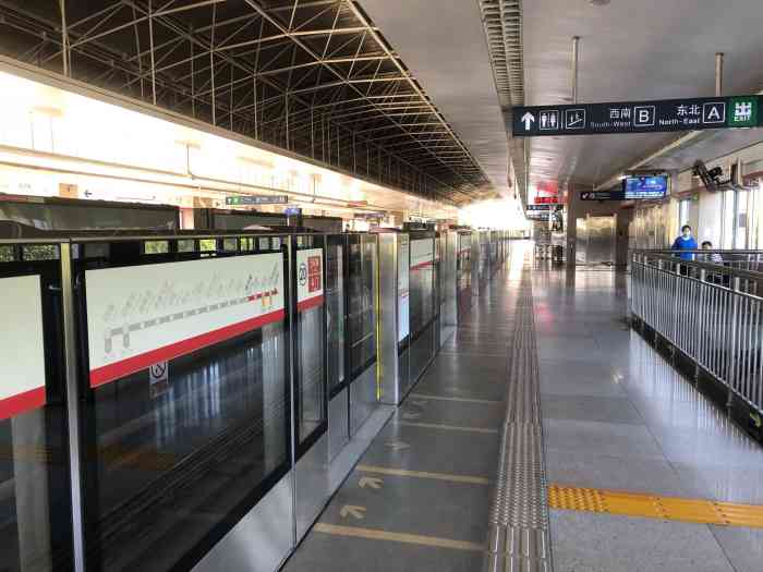 土桥(地铁站)-"今天是星期日,土桥地铁站里的人不是很多,.