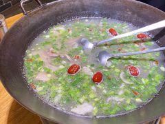 招牌带皮羊肉锅-茸梅路右拐龙虾-农家菜(松江店)