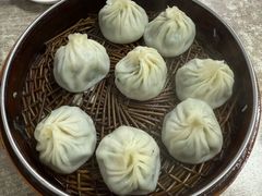 荠菜鲜肉小笼包-曼曼汤包(建国西路店)
