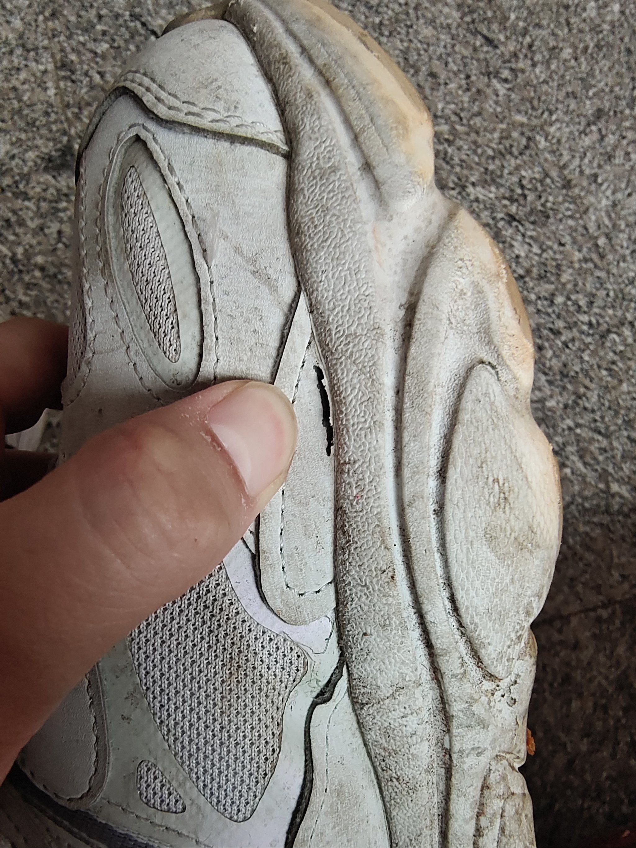 天天领红包鞋子破了,还是得买双羽毛球鞋