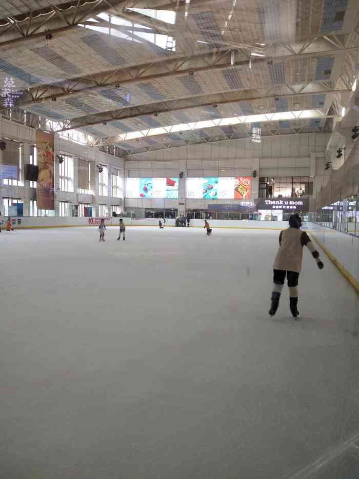 冠军溜冰场(中华城店)-"厦门第一家大型溜冰场,在商场里面适合一.