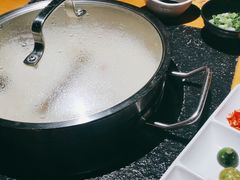 -洪氏嗨捞·广东猪肚鸡·椰子鸡火锅(西咸万象城店)