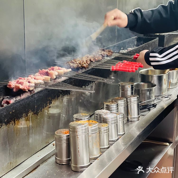 沈阳探店| 太原街最火的烧烤店非“延吉小串”莫属