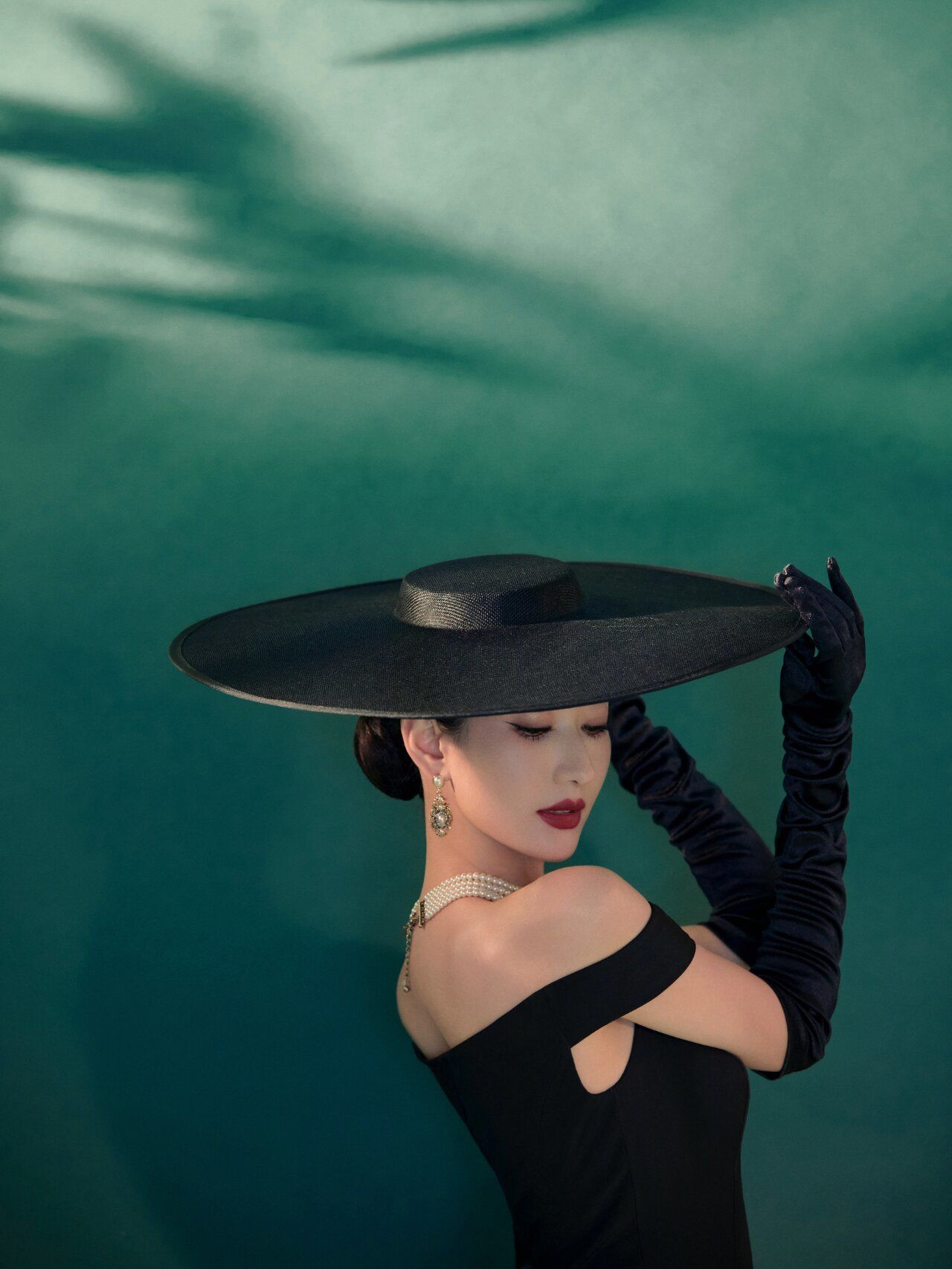 宽沿礼帽挡不住你迷人的风姿