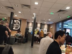 -麦当劳(上海虹桥站30B检票口楼上)