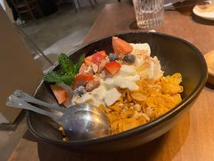 希腊酸奶水果燕麦碗-来龙里 精致 东南亚餐室(万象城店)