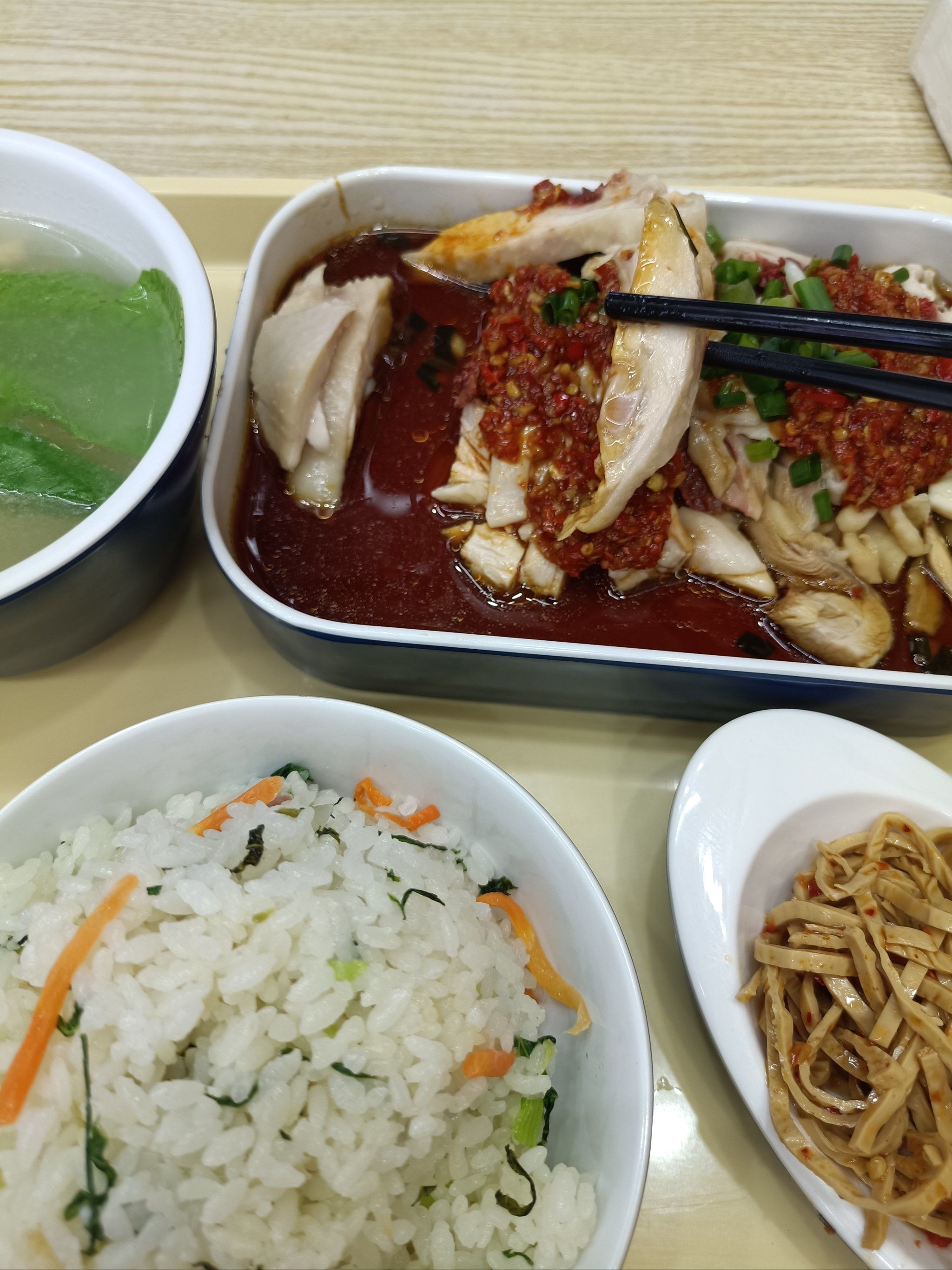 星耀城的这家新店啦
香辣口水鸡套餐非常不错,他们家的菜饭是现炒的