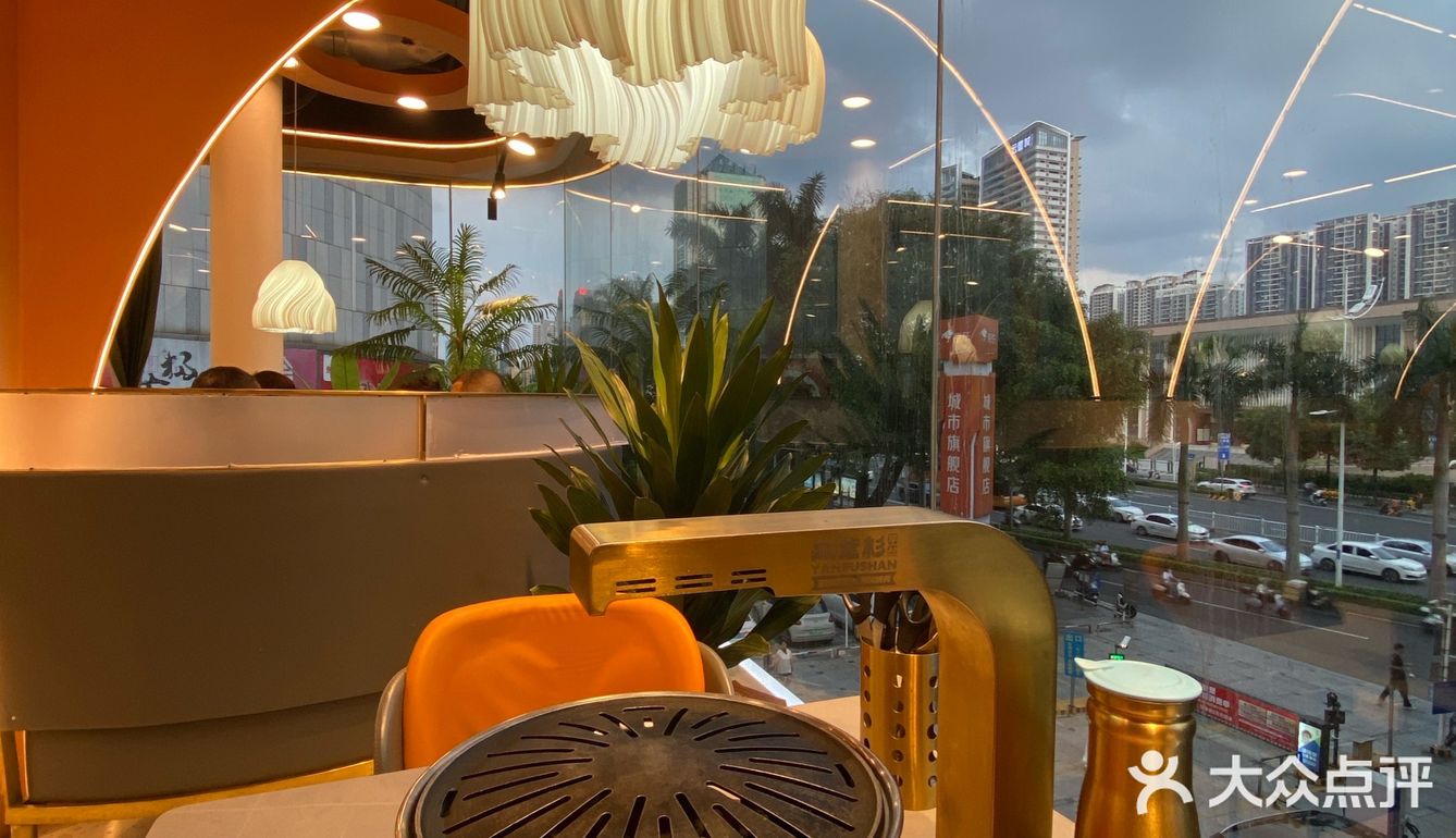 特别多人，即便人如此之多，每一层的服务依旧很到位