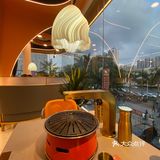 特别多人，即便人如此之多，每一层的服务依旧很到位