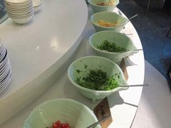 自助调料区-三人行骨头王火锅(长寿店)