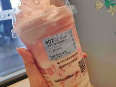 樱花莓莓酸奶-瑞幸咖啡(新世界中心店)