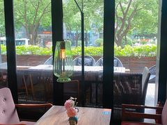 靠窗位-Carbon莫卡哆·意大利复古集市餐厅(杭州大厦店)