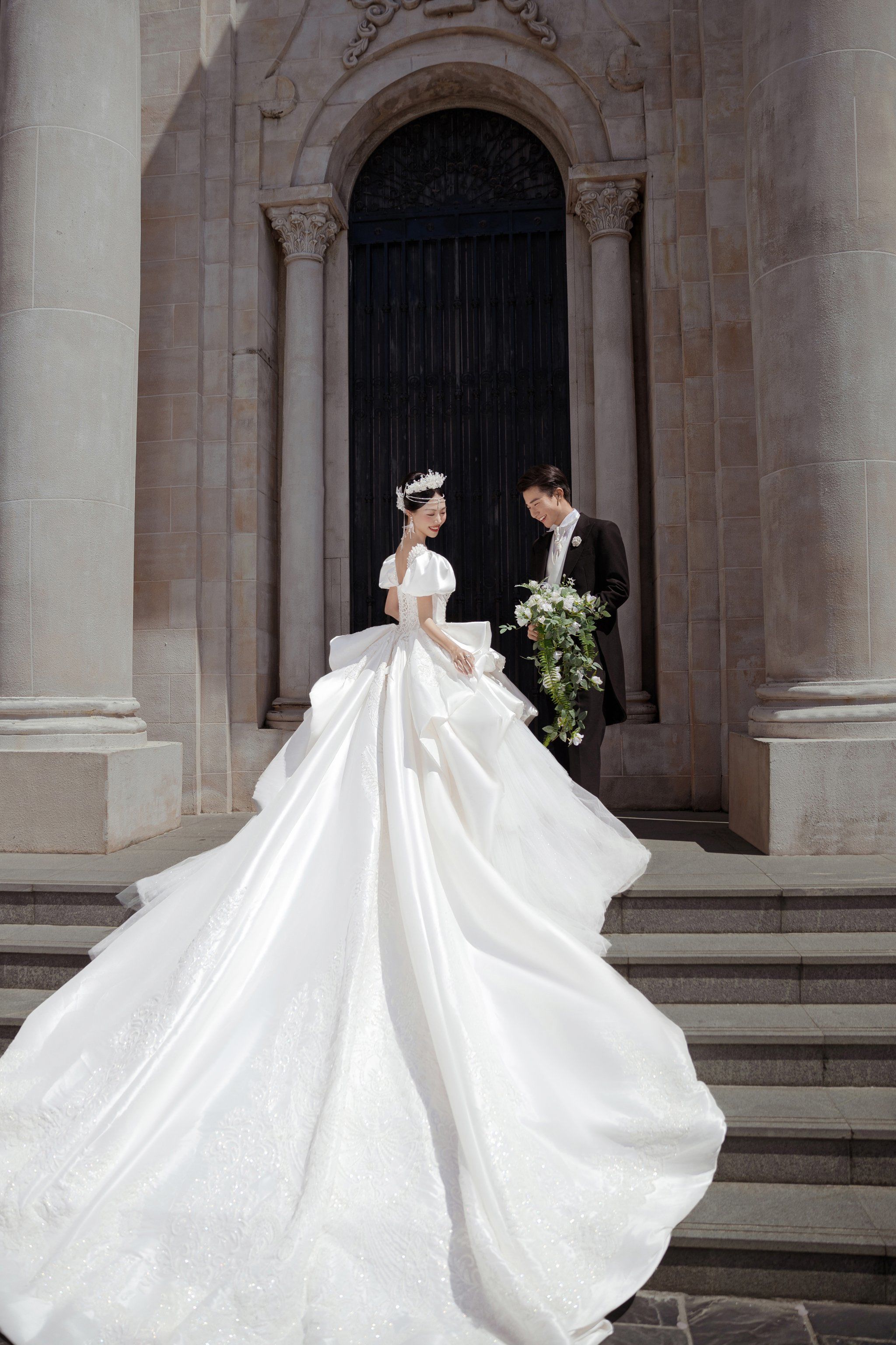 不知道选哪种风格的婚纱照?建议你可以看一下这组欧式建筑婚纱照