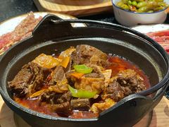 -何妹湿辣牛肉·粤式烧烤砂煲(桂雅路店)