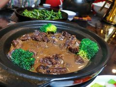 四更大锅牛肉-东方之猪四更烤乳猪(金垦总店)