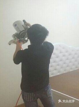 可以选择脱掉外衣,并且用大量的清水反复洗护两到三遍