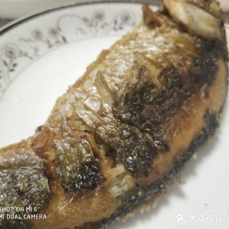 倒入酱油、麻油、香油搅拌。5.将自己调的料洒在鲫鱼表面