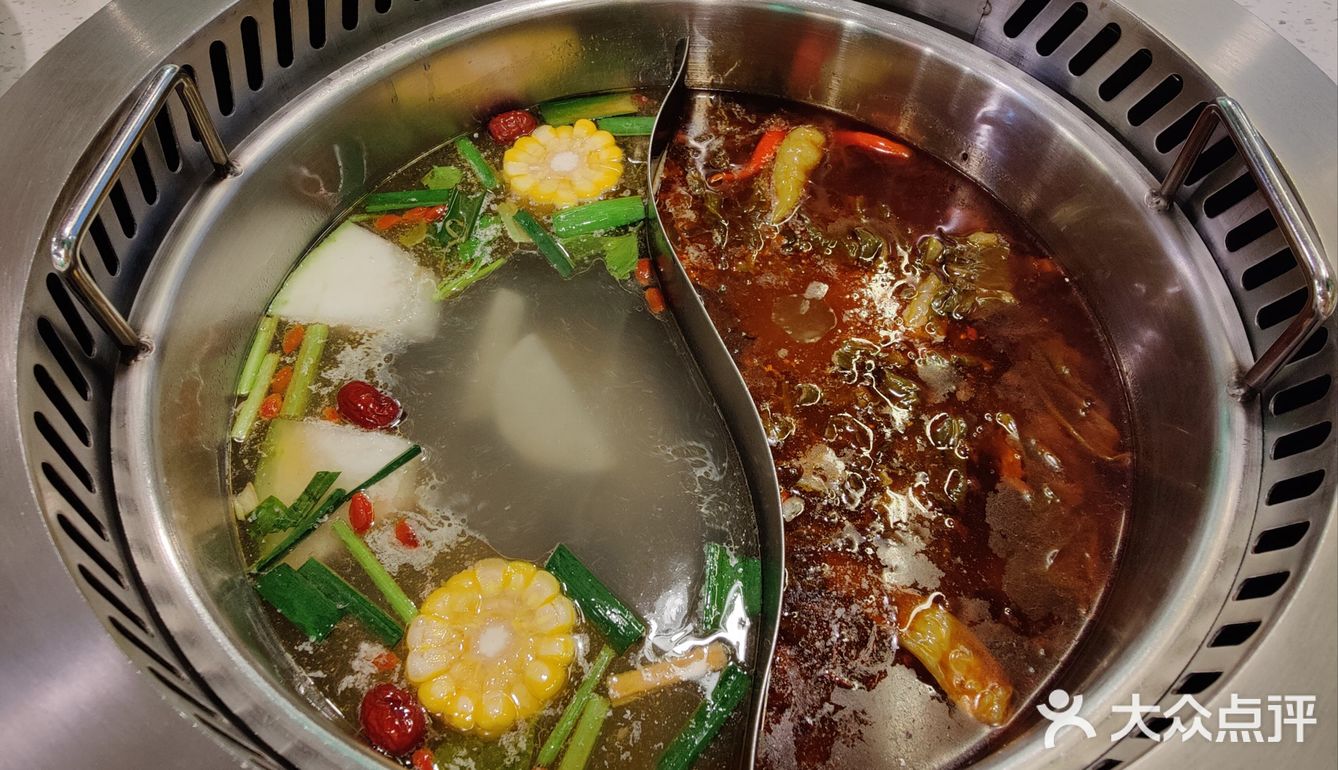 夜景区域的牛杂火锅