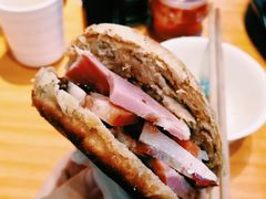 烧饼夹肘子-门框胡同百年卤煮(鸟巢店)