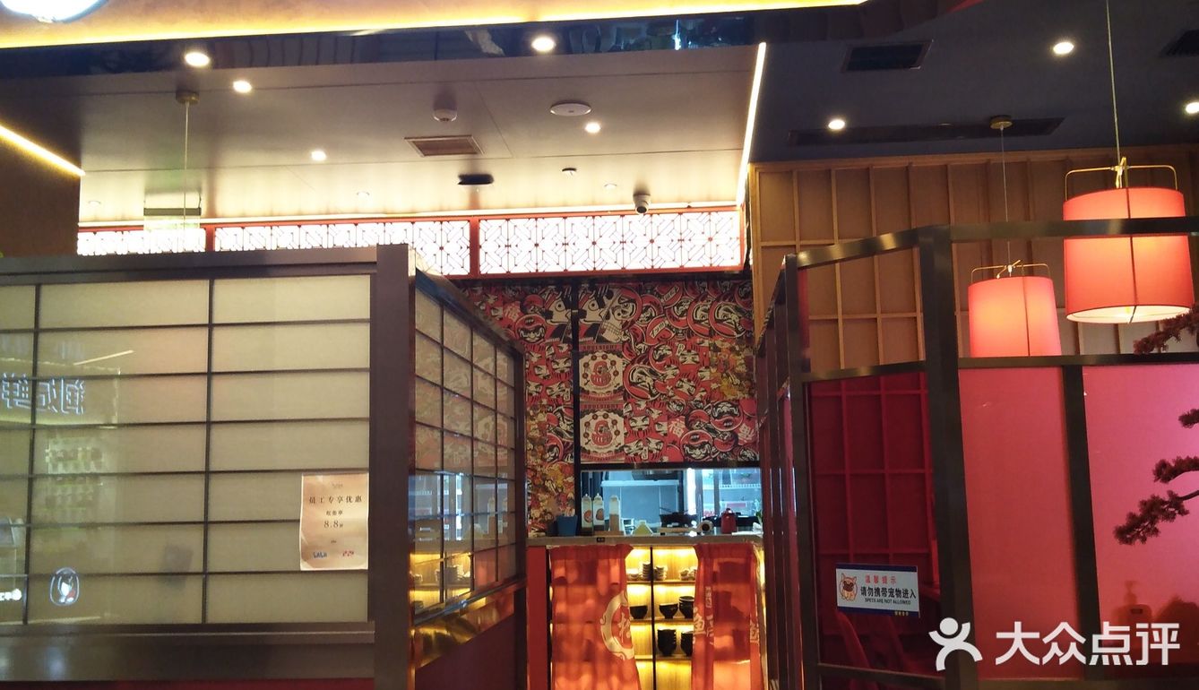 三角牛霖,店员一直帮忙在烤肉,外焦里嫩烤的好香哦