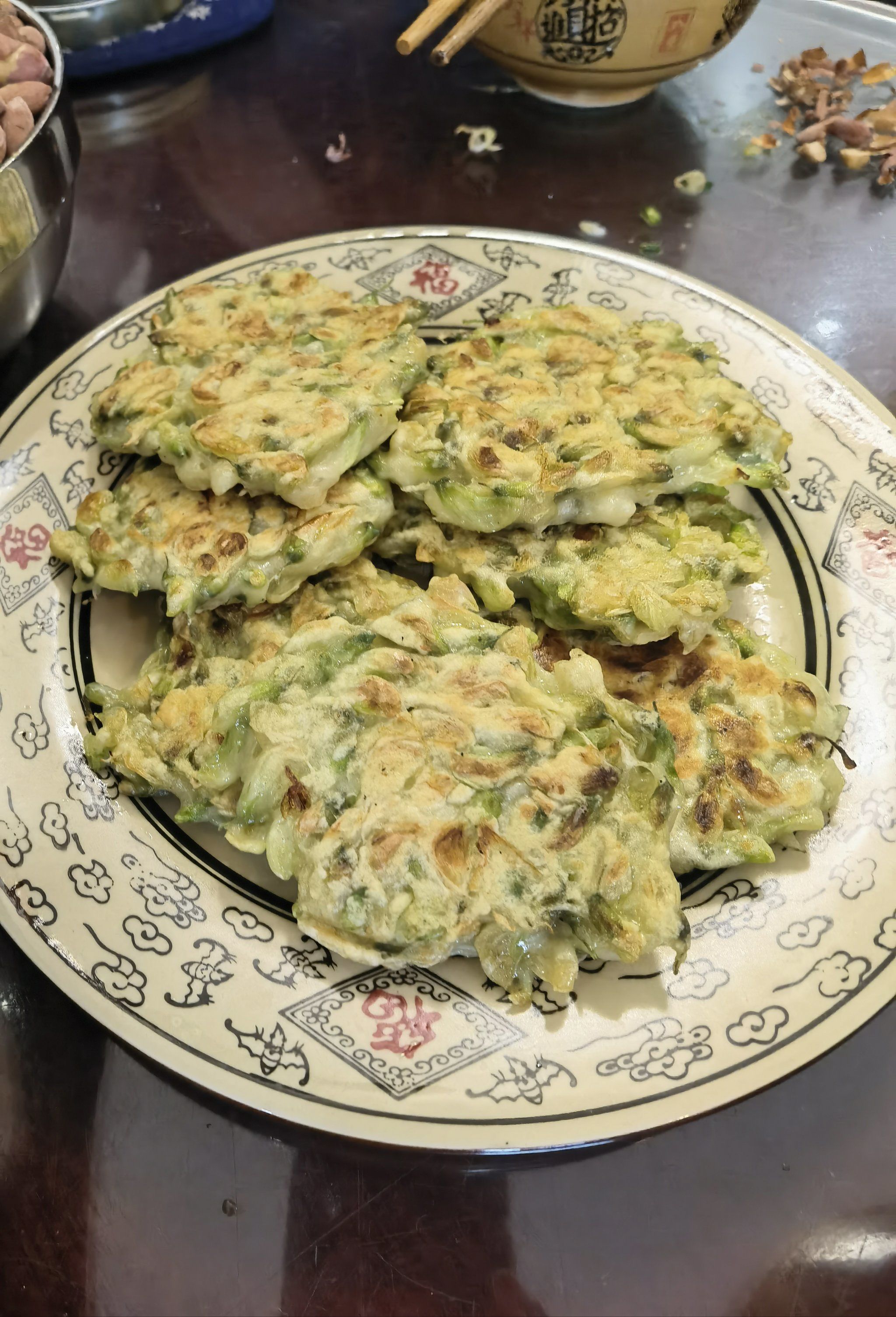 0元玩转这座城 面粉鸡蛋搅拌均匀上劲,加点糖,新鲜的槐花,好吃无. 