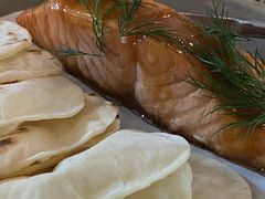 烟熏三文鱼配烤饺子皮和芥末籽酱-BOR Eatery(安福路店)