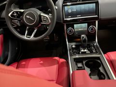 -上海伟杰·捷豹路虎4S店(闵行店)