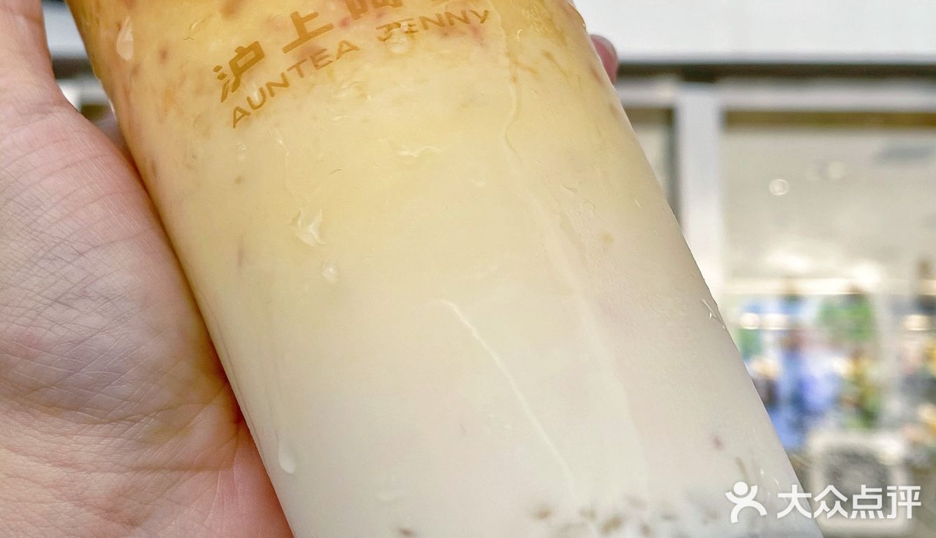 武汉的夏天必须拥有两杯沪上阿姨的绿豆牛乳冰！