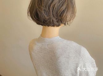 这款韩式的干净清爽型短发，原来是将杂乱的头发梳理剪断