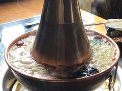 -果松木炭酸菜铜火锅·外婆参鸡汤