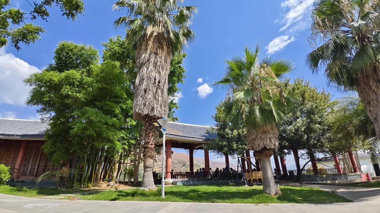 《红旗农场这里:愉快的一天》