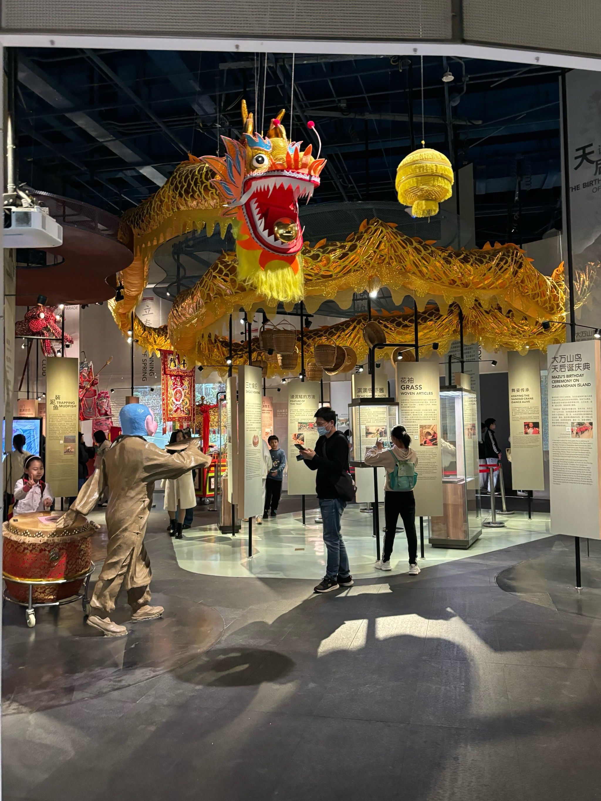 这个展览展示了清代圆明园海晏堂十二生肖兽首中的牛首,虎首,猴首,猪