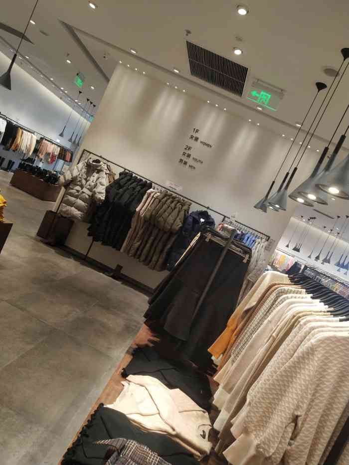 urbanrevivo(苏州中心商场店)-"环境不错,衣服挺多,就是试衣间店员嘴
