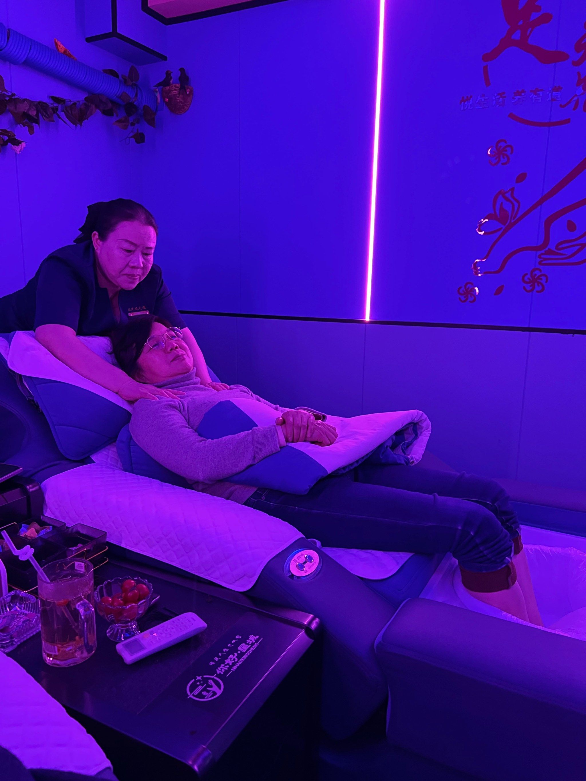 带老妈体验80分钟的足疗按摩
