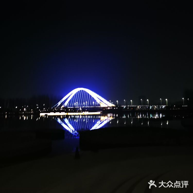 未来科学城滨水公园夜色也很漂亮，远处有，凹造型的灯光秀
