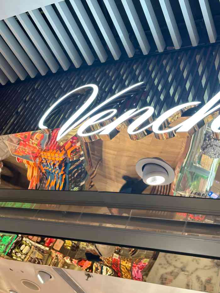 venchi 闻绮(iapm店)-"也算是出名的冰淇淋90～ 点了草莓巧克.