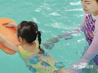 现在的宝宝游泳技术真是太厉害啦