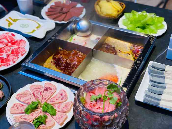 大妙火锅(宽窄店)-"菜价格比较偏高,味道一般,热的要死,吃个.