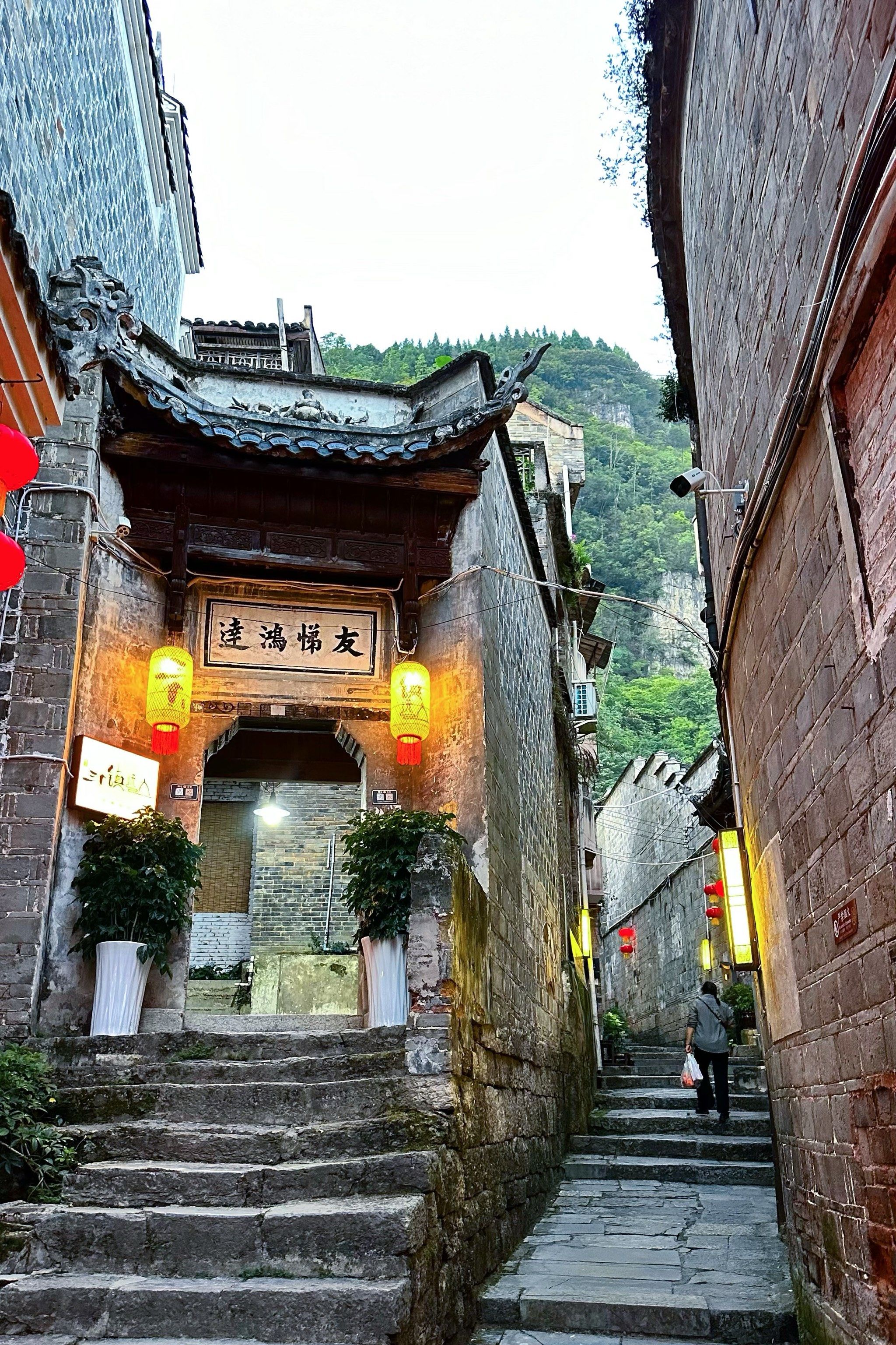 镇远在历史上属于"五溪蛮"和"百越人"聚居的结合部,自秦设县开始已有